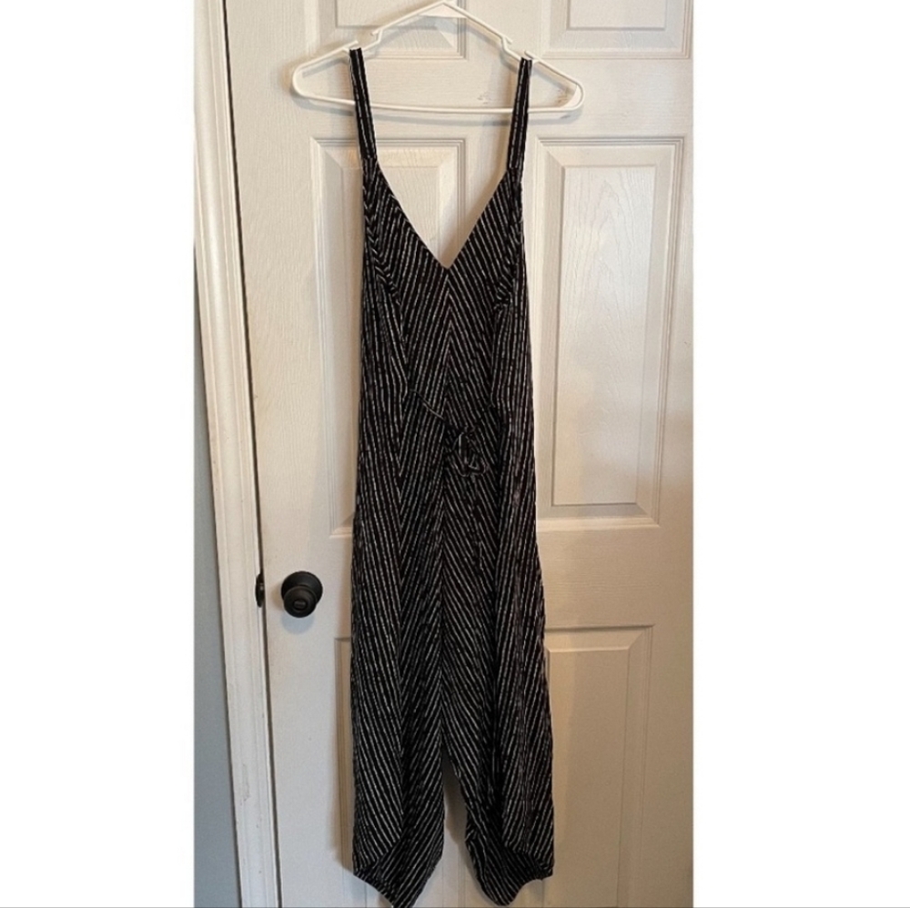 ZANZEA COLLECTION Black and White Striped Flowy Jumpsuit. Sz-Small